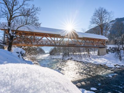 die hölzerne Brücke im Generationenpark im Winter