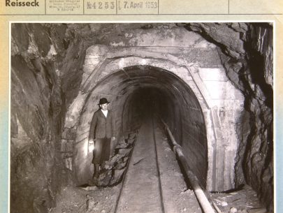 Tunnel mit Schienen und Arbeiter